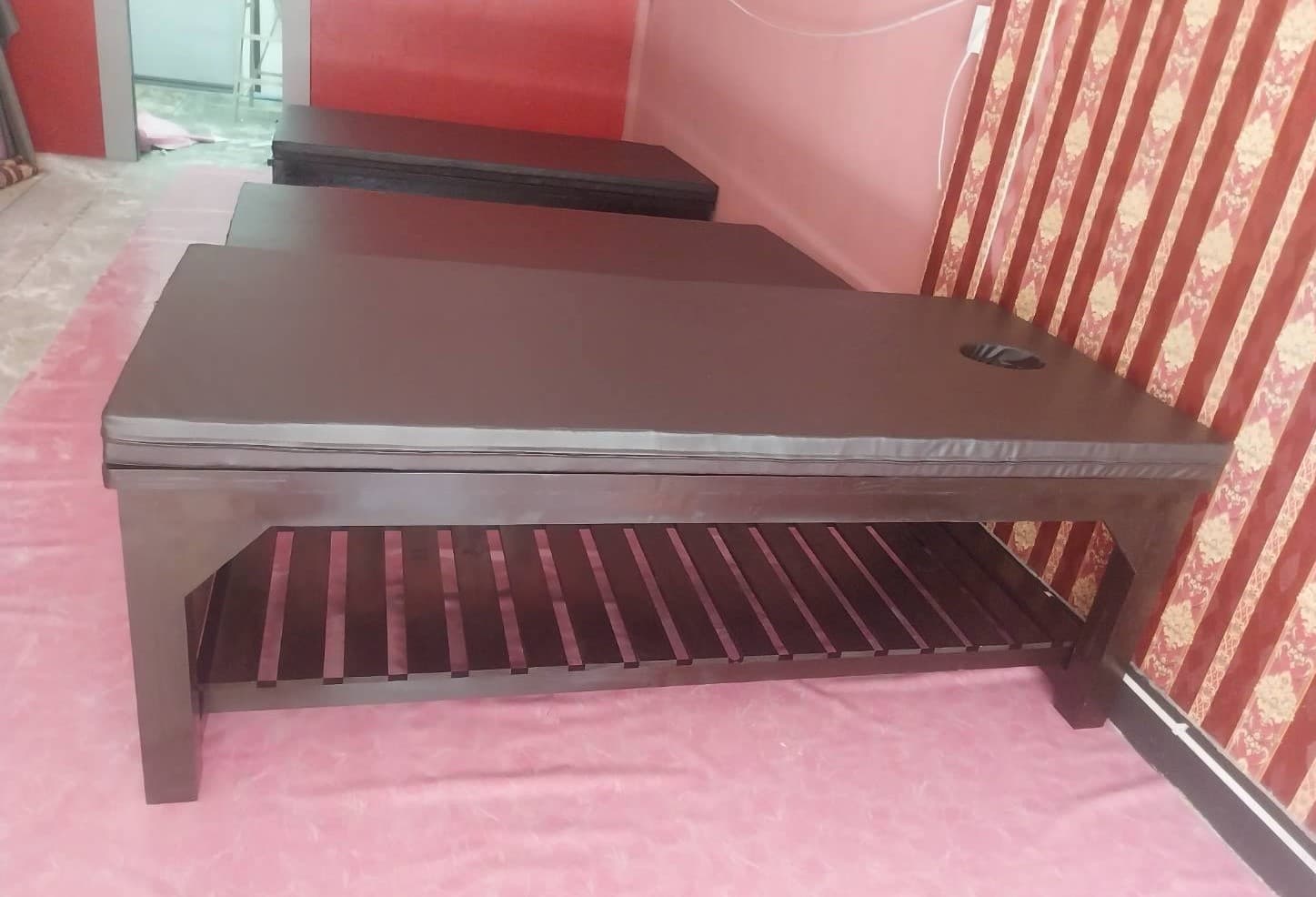 เตียงสปา พร้อมชั้นวางของด้านล่าง